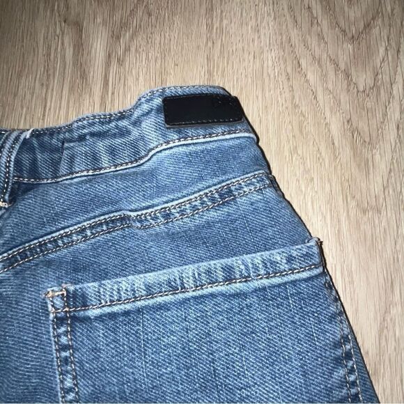 Women's Blue Revival Quinn Medium Wash Straight Leg Cropped Jeans - Picture 9 of 12